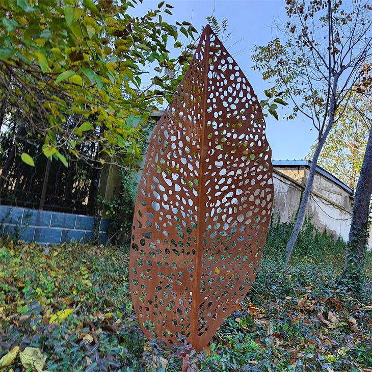 Kerti nagy modern stílusú fémszobor